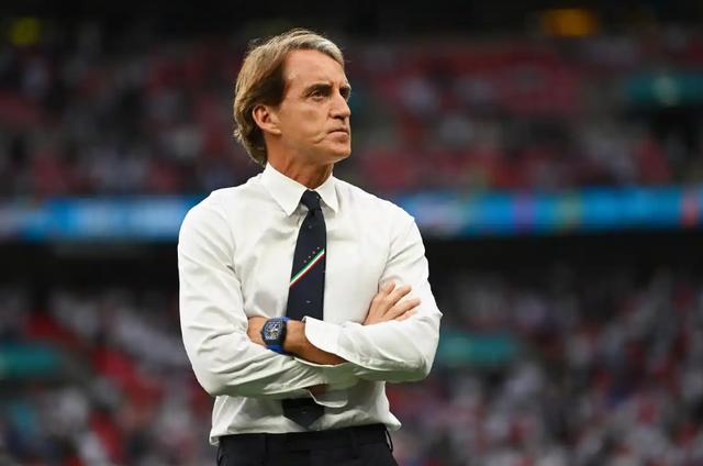 包含尤文图斯成绩不佳，球迷对主教练提出质疑的词条